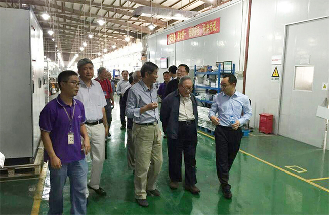 1676883940260233tqik.jpg 國內知名電源行業專家到禾望電氣參觀訪問 (3).jpg