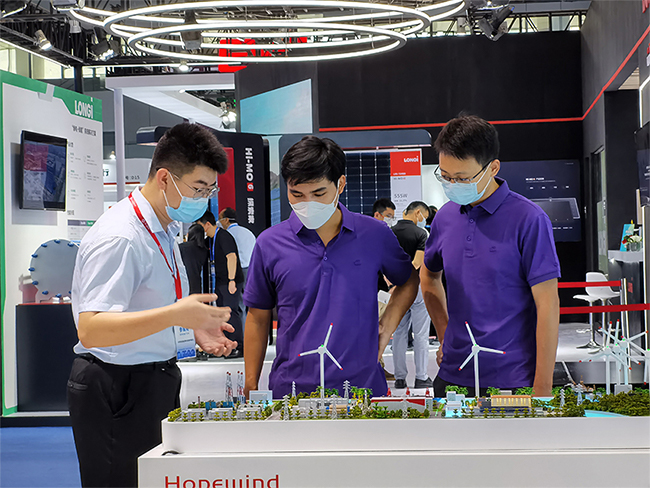 1676965938760563bCvC.jpg 圳撼來襲 禾望電氣攜綠色能源解決方案亮相清潔能源博覽會 (3).jpg