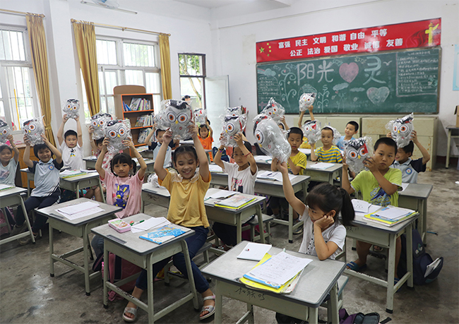 以書之名，讓夢發(fā)光  禾望電氣開展圖書角捐贈(zèng)活動(dòng) (2).jpg